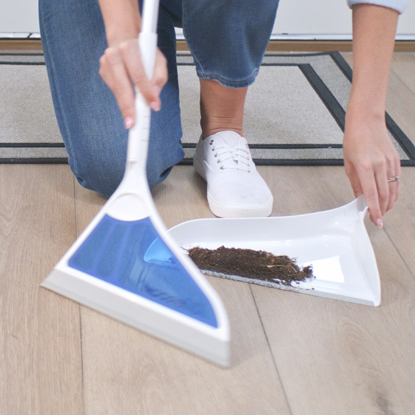 Helio Air Broom™ All-Surface, Lightweight Retractable Cleaning Tool