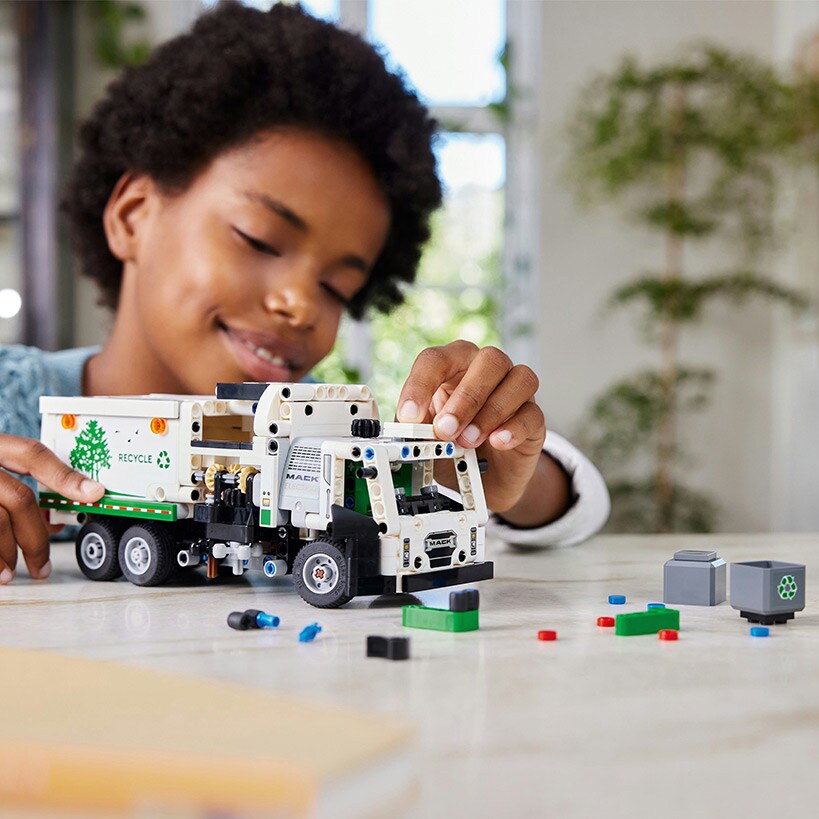 LEGO® Technic™ Mark® LR Electric Garbage Truck