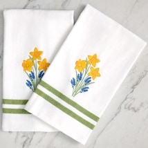 Set of 2 Scalloped Floral Bath Towels